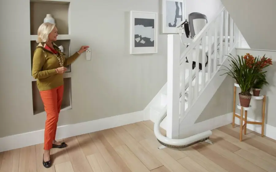 Schodišťová sedačka na schodišti v interiéru